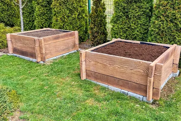 Wie befüllt man ein Hochbeet aus Beton von SEMAX richtig?